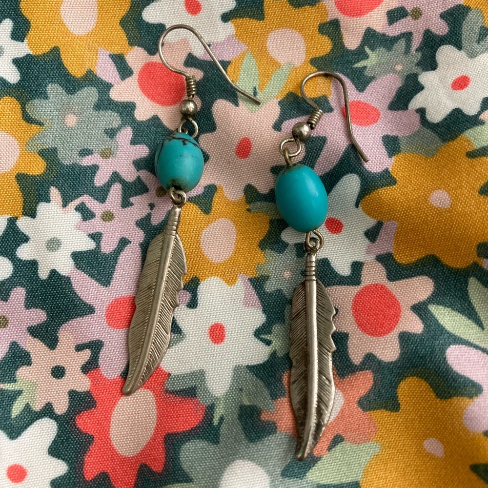 Adorable Feather Earrings With Blue Stone